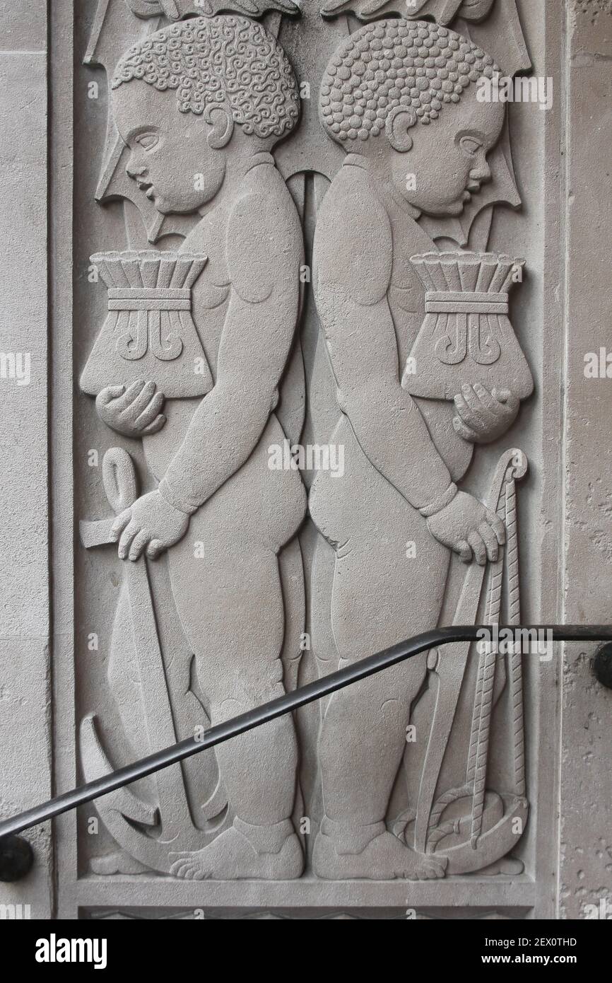 Stone Carving Of Two Slave Boys Carrying Money Bags On Martins Bank, Liverpool, UK Stock Photo