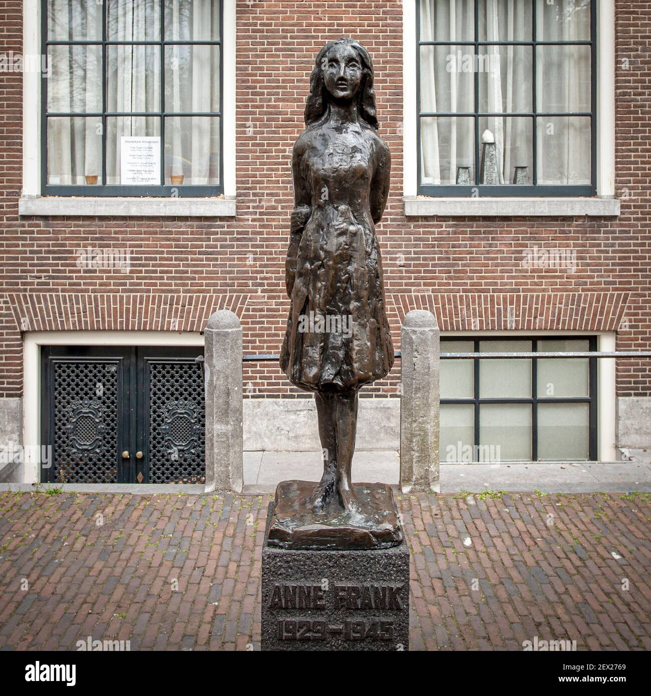 Statue of Anne Frank by sculptor Mari Andriessen, outside the Anne Frank house museum & Westerkerk church, Westermarkt, Amsterdam, Netherlands Stock Photo