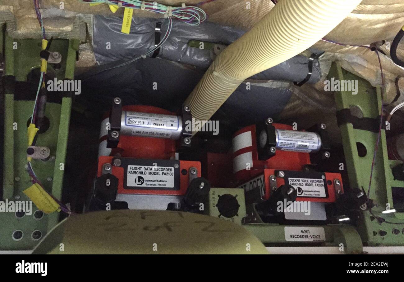 The view of the cockpit of a Boeing 757 shows the mechanism that pilots