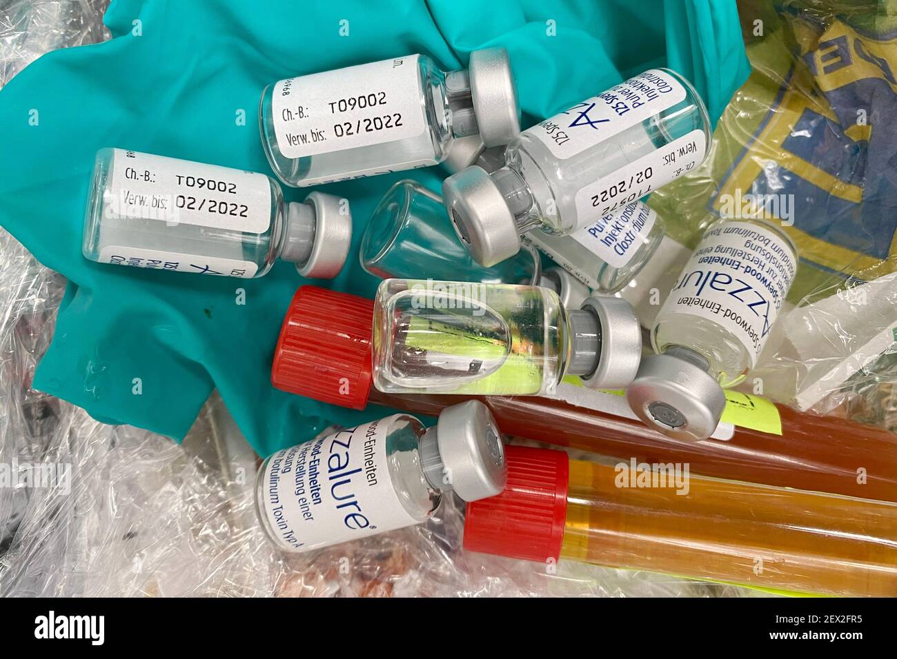 Munich, Deutschland. 04th Mar, 2021. Subject image, symbol photo. Do unused vaccination doses really end up in the trash? Some vaccine doses that have not been used should be disposed of without the vaccine being inoculated. Vaccination doses are in the trash. | usage worldwide Credit: dpa/Alamy Live News Stock Photo
