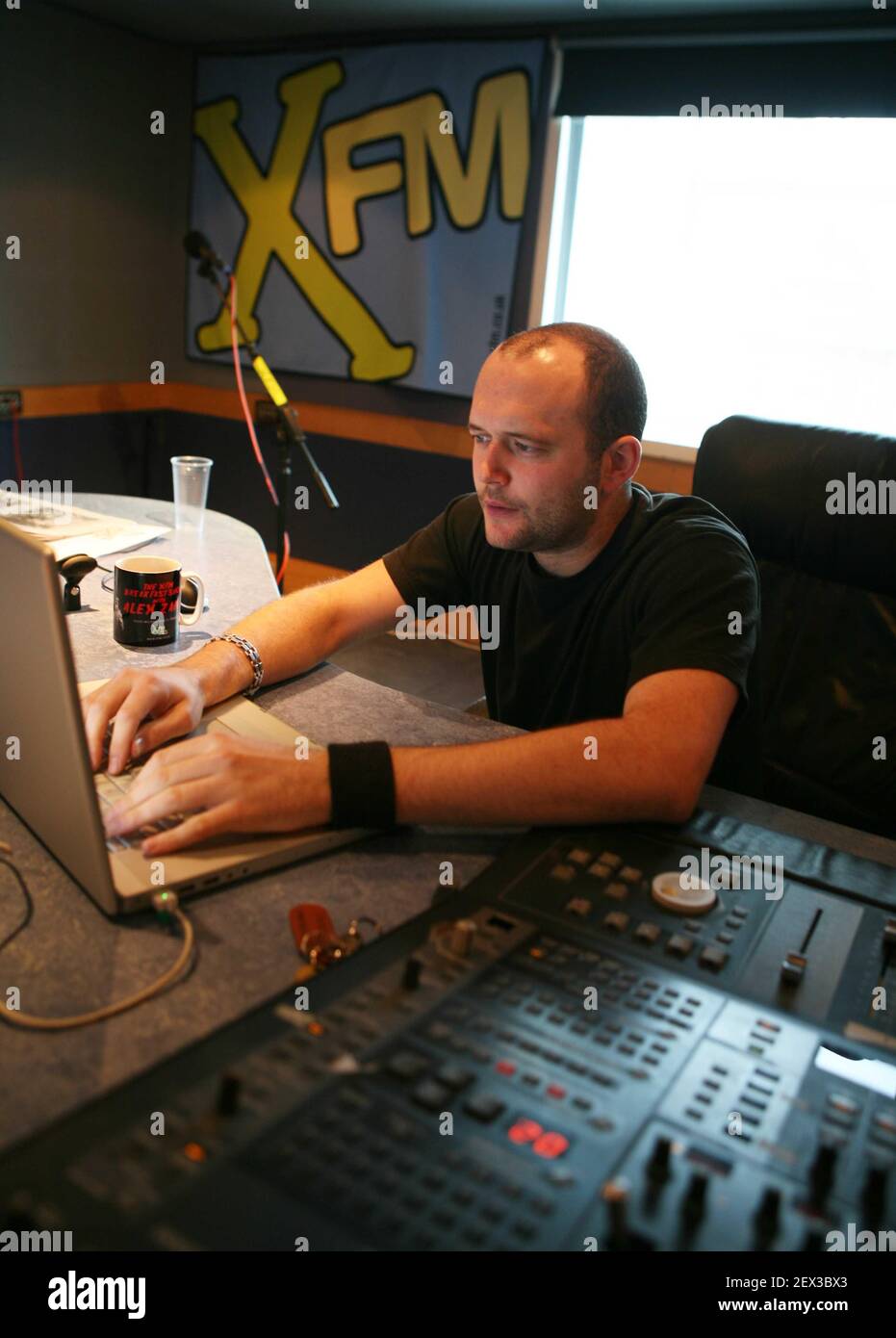 X.FM radio.....Chris Denman XFM Live producer sound engeneer.  pic David Sandison 15/8/2007 Stock Photo