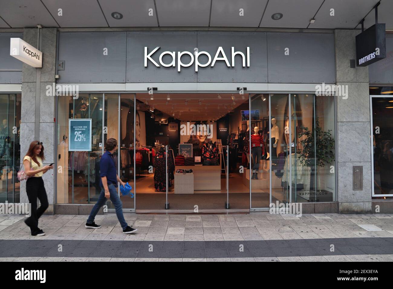 STOCKHOLM, SWEDEN - AUGUST 23, 2018: People walk by KappAhl fashion store  in Stockholm, Sweden. KappAlh is a Swedish fashion chain Stock Photo - Alamy