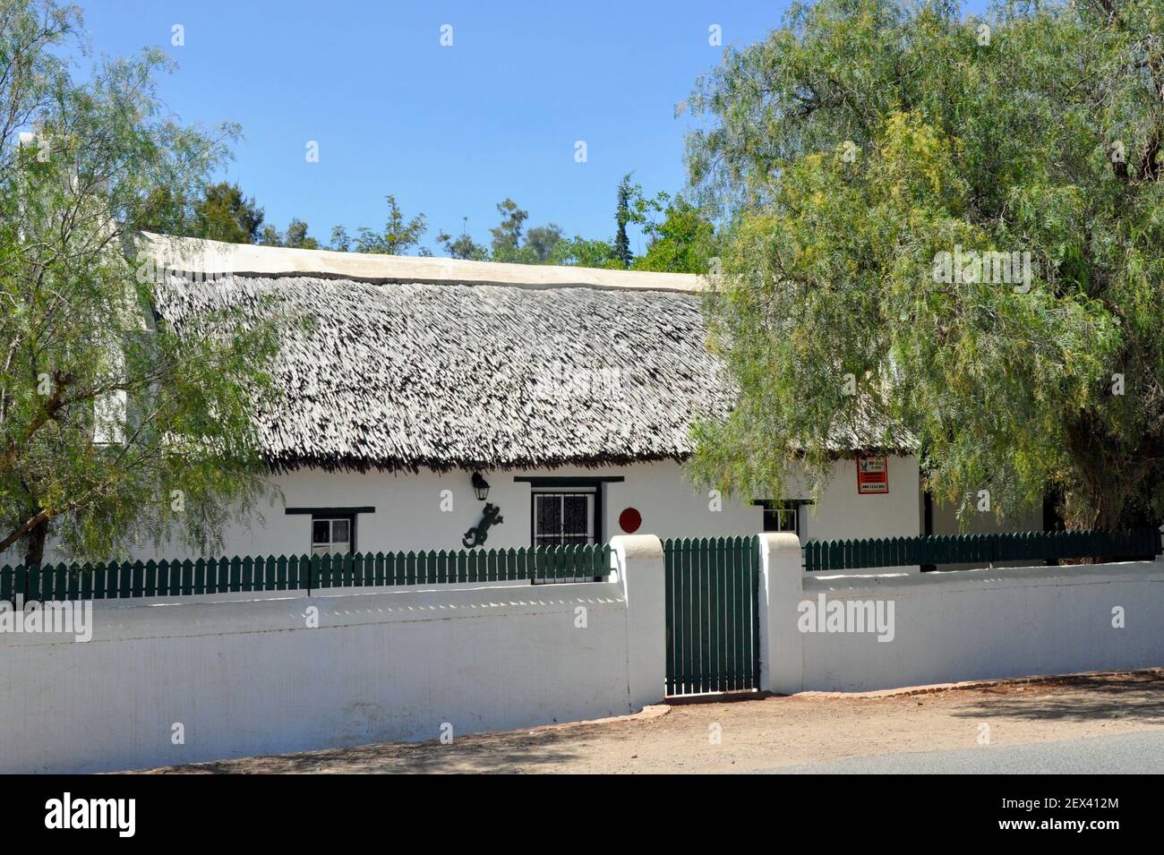 A typical, traditional, white-washed, 19th century thatched cottage in the charming village of McGregor in the Western Cape, South Africa Stock Photo
