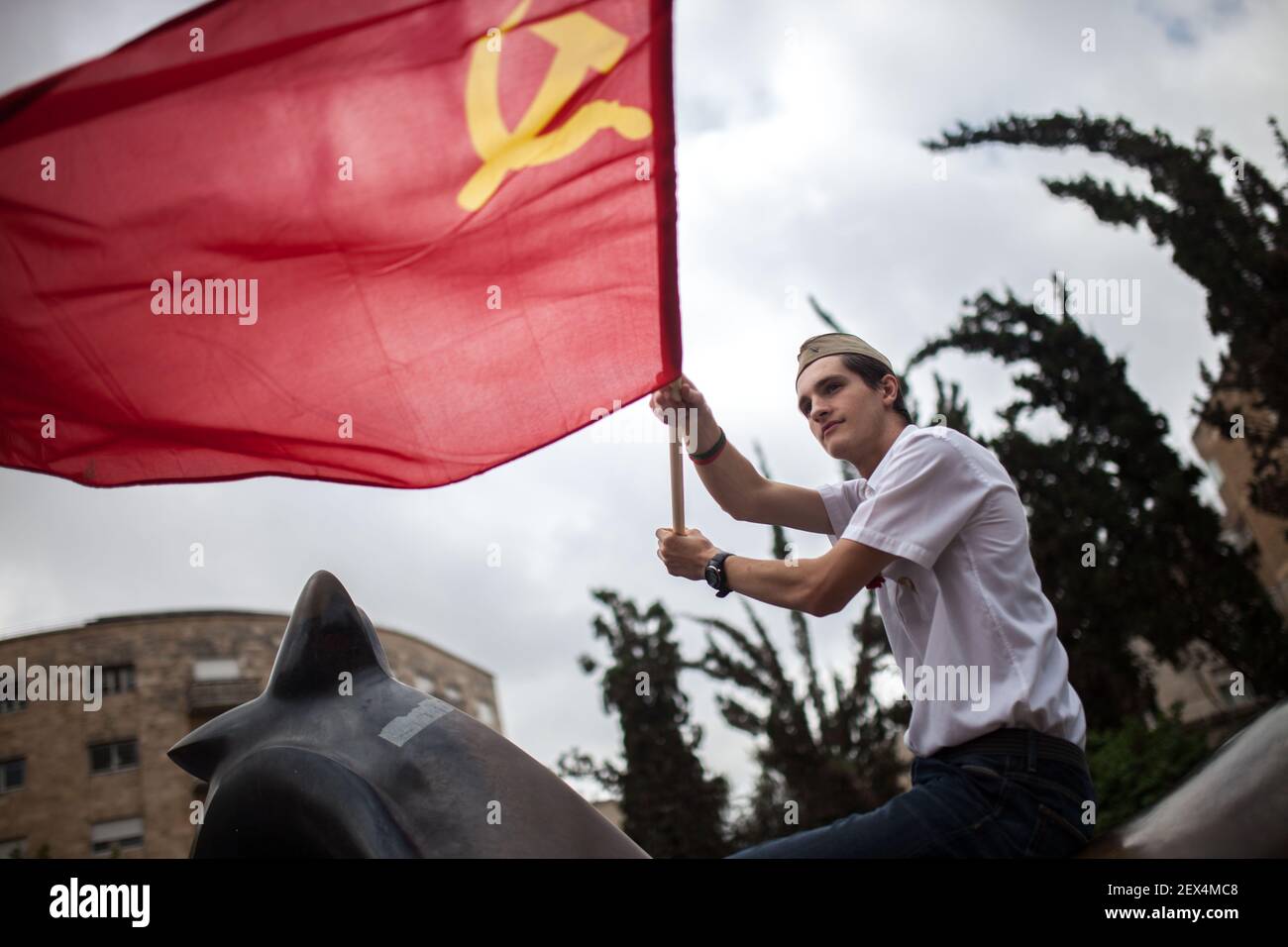 Подняли красный флаг. Нацисты на Украине. Поднятие красного флага. Флаг украинских нацистов. Флаг красный.