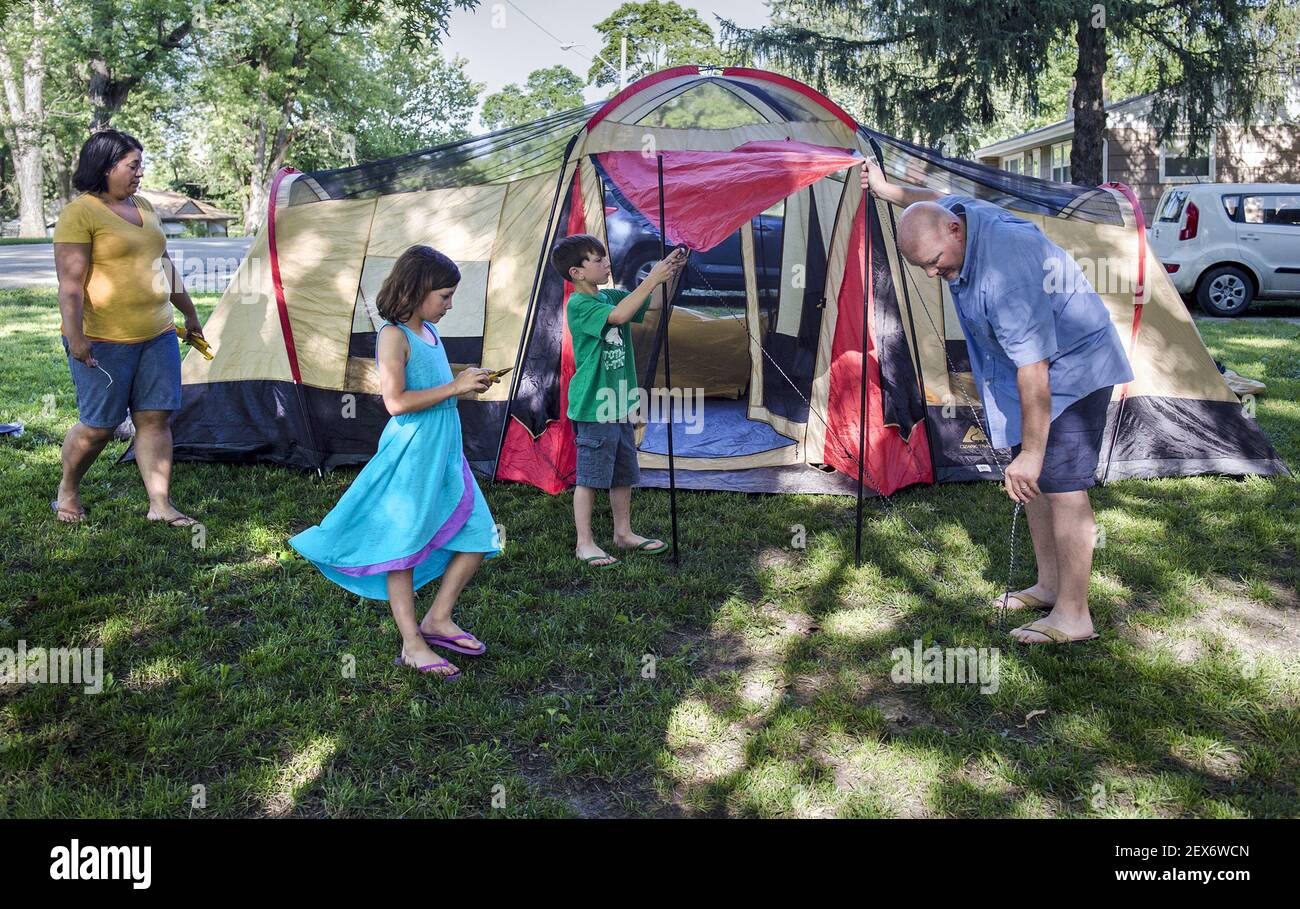 knijpen Charles Keasing een paar The Minter family, including, from left, Kelly; Tessa, 8; Isaac, 6; and  Ron, practice setting up a tent on Tuesday, June 9, 2015, at their home in  Kansas City, Mo. The Minters
