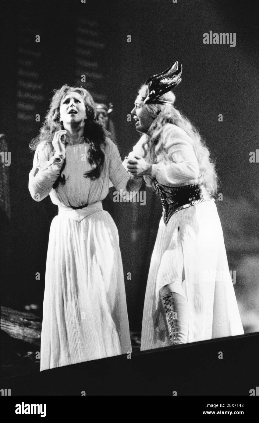l-r: Josephine Barstow (Sieglinde), Linda Esther Gray (Brunnhilde) in THE VALKYRIE by Wagner at English National Opera (ENO), London Coliseum  22/10/1983 conductor: Mark Elder  design: Maria Bjornson  director: David Pountney Stock Photo