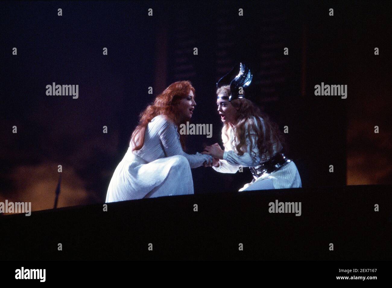 l-r: Josephine Barstow (Sieglinde), Linda Esther Gray (Brunhilde) in THE VALKYRIE by Wagner at English National Opera (ENO), London Coliseum  22/10/1983 conductor: Mark Elder  design: Maria Bjornson  director: David Pountney Stock Photo