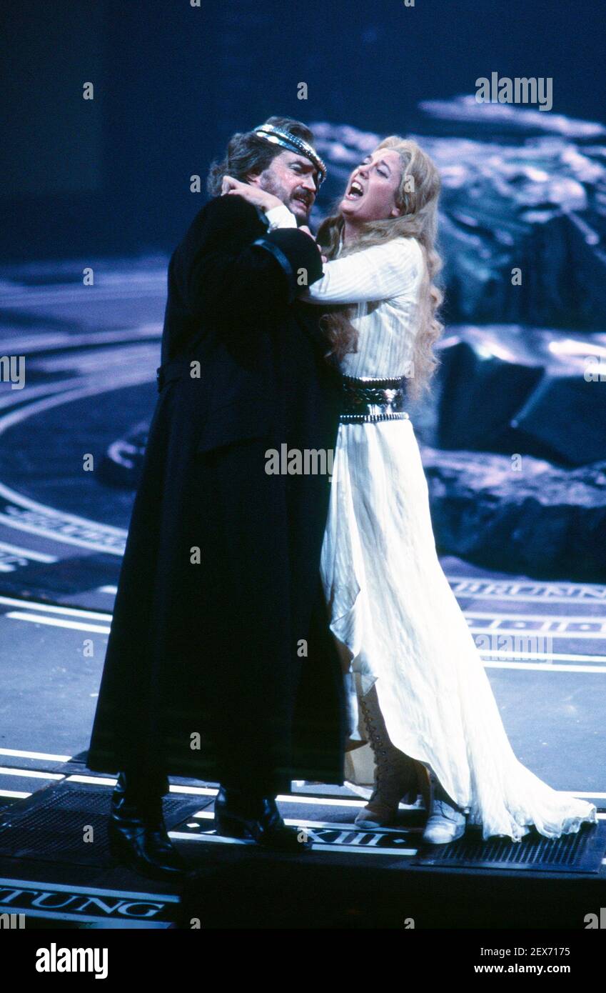 Anthony Raffell (Wotan), Linda Esther Gray (Brunnhilde) in THE VALKYRIE by Wagner at English National Opera (ENO), London Coliseum  22/10/1983 conductor: Mark Elder  design: Maria Bjornson  director: David Pountney Stock Photo