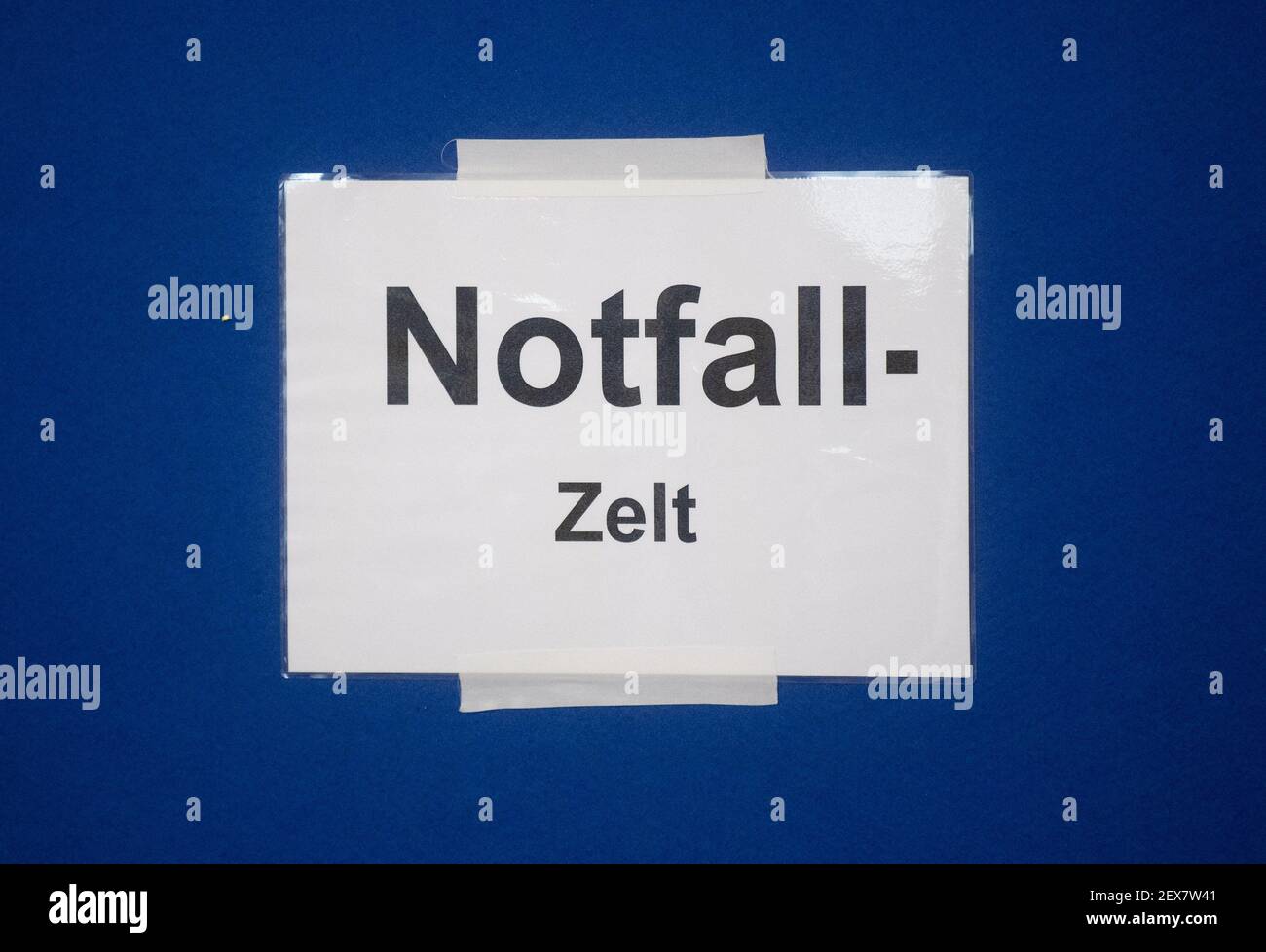 04 March 2021, Lower Saxony, Hanover: An "Emergency Tent" notice hangs from the Corona virus vaccinations at the Lower Saxony Central Police Directorate. Prioritized vaccination of police officers has begun in Lower Saxony. Photo: Julian Stratenschulte/dpa Stock Photo