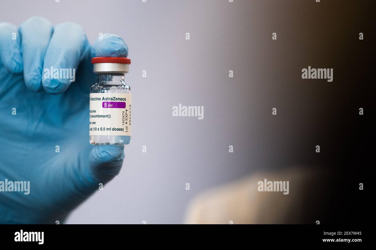 04 March 2021, Lower Saxony, Hanover: A doctor shows a vial of AstraZeneca vaccine at the Lower Saxony Central Police Directorate. Prioritized vaccination of police officers has begun in Lower Saxony. Photo: Julian Stratenschulte/dpa Stock Photo