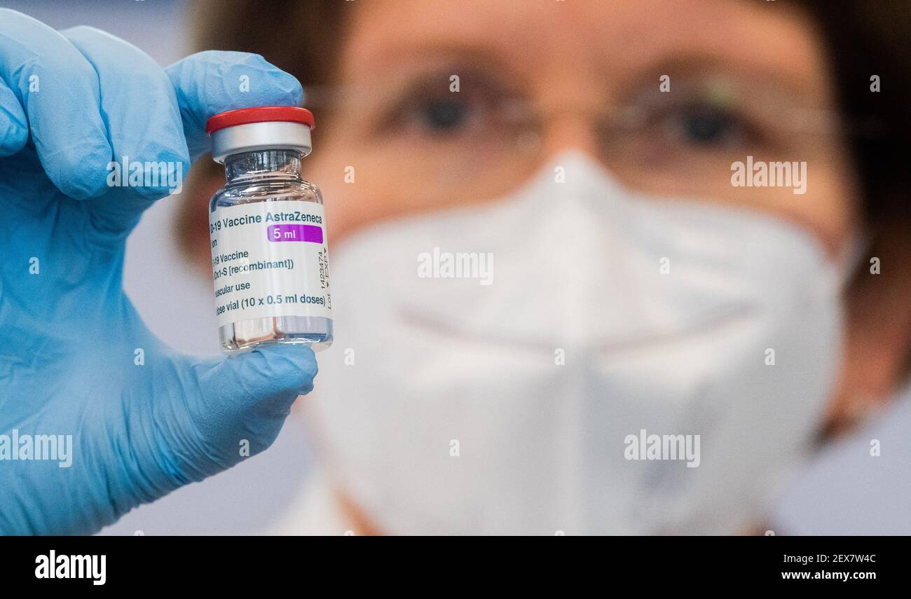 04 March 2021, Lower Saxony, Hanover: Jutta Schinz, Head of the Police Medical Service, shows a vial of AstraZeneca vaccine at the Lower Saxony Central Police Directorate. Prioritized vaccination of police officers has begun in Lower Saxony. Photo: Julian Stratenschulte/dpa Stock Photo