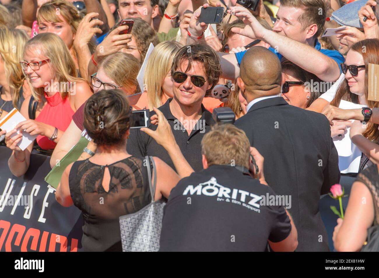 World premiere of 'Mission: Impossible - Rogue Nation' held at Vienna State Opera, Austria, 23.7.2015, Tom CRUISE gibt Autogramme, Selfies *** Please Use Credit from Credit Field *** Stock Photo
