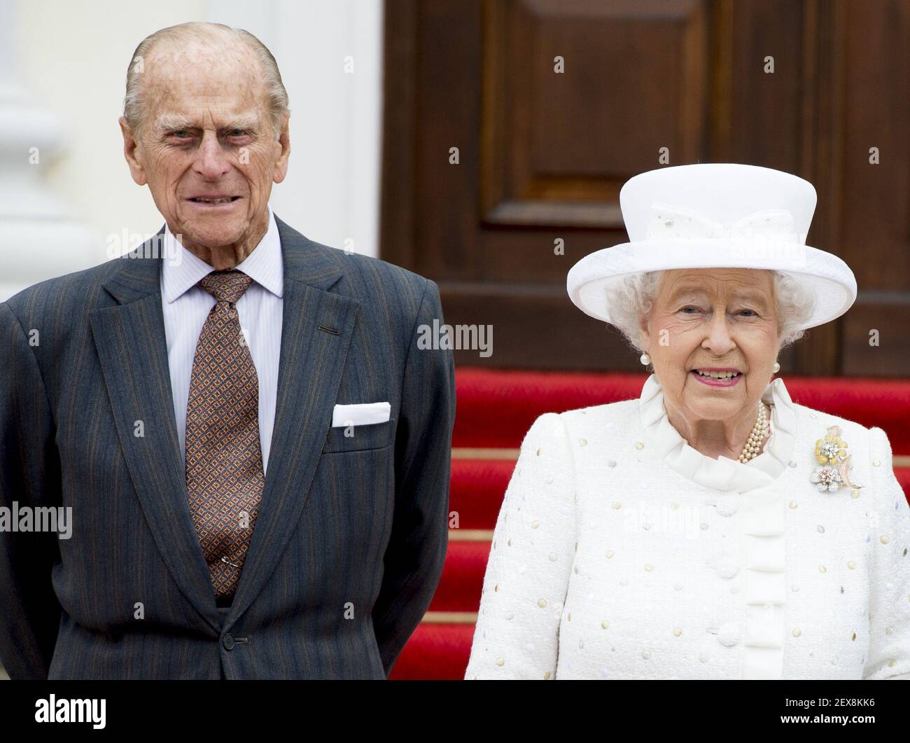 24-6-2015 BERLIN - Britain's Queen Elizabeth II with her husband Prince Philip, The Duke of Edinburgh as she arrives at Bellevue Palace in Berlin on June 24, 2015. (Photo by Robin Utrecht) *** Please Use Credit from Credit Field *** Stock Photo