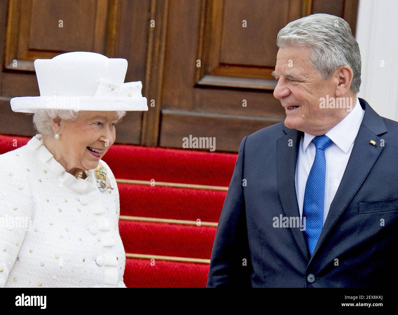 24-6-2015 BERLIN - Britain's Queen Elizabeth II with German President Joachim Gauck as she arrives at Bellevue Palace in Berlin on June 24, 2015. (Photo by Robin Utrecht) *** Please Use Credit from Credit Field *** Stock Photo