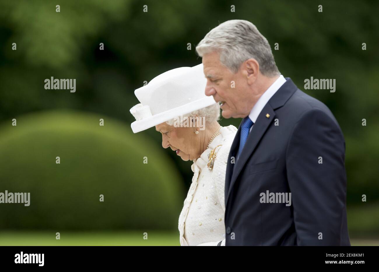 24-6-2015 BERLIN - Britain's Queen Elizabeth II with German President Joachim Gauck as she arrives at Bellevue Palace in Berlin on June 24, 2015. (Photo by Robin Utrecht) *** Please Use Credit from Credit Field *** Stock Photo