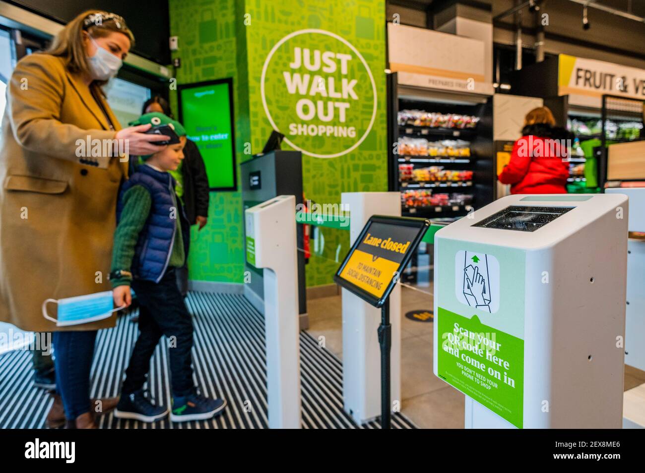 Amazon fresh app hires stock photography and images Alamy