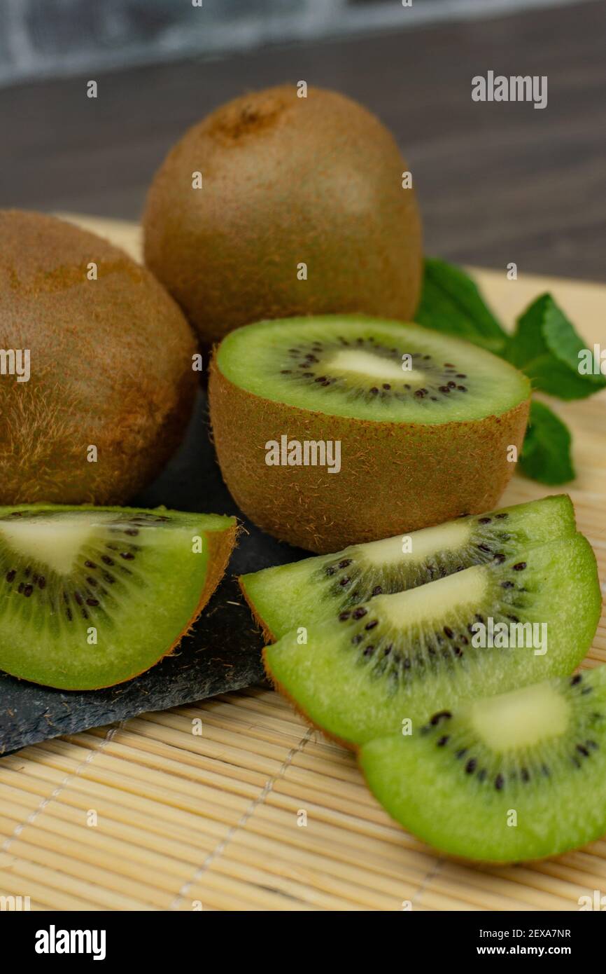 Whole kiwis pile hi-res stock photography and images - Alamy