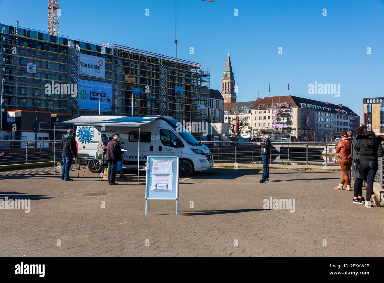 Im Kieler Hafen am Schwedenkai/Bootshafen eine mobile Corona-Schnellteststation Stock Photo