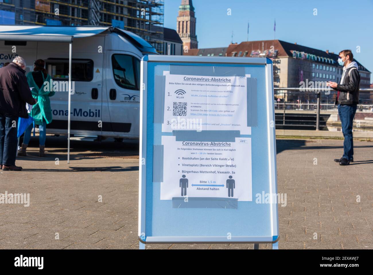Im Kieler Hafen am Schwedenkai/Bootshafen eine mobile Corona-Schnellteststation Stock Photo