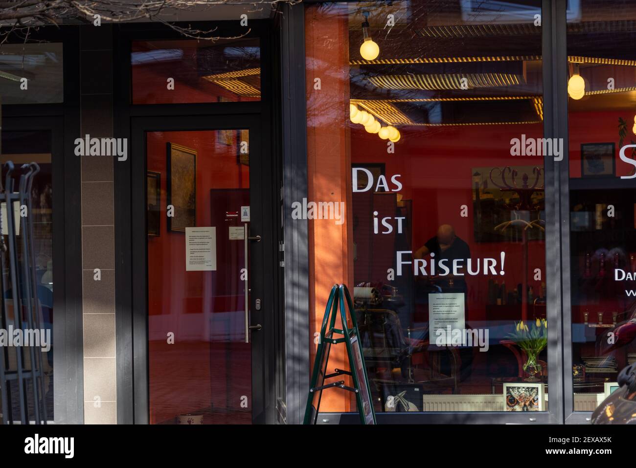Kiel Friseurgeschäfte freuen sich über die Lockerung des Lockdowns währende der Corona-Pandemie Stock Photo