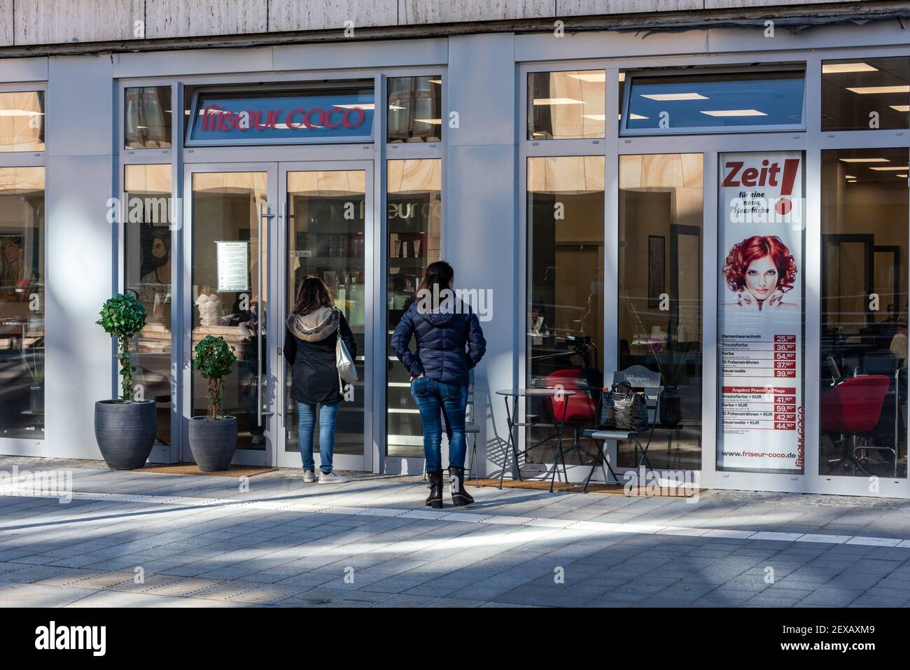 Kiel Friseurgeschäfte freuen sich über die Lockerung des Lockdowns währende der Corona-Pandemie Stock Photo