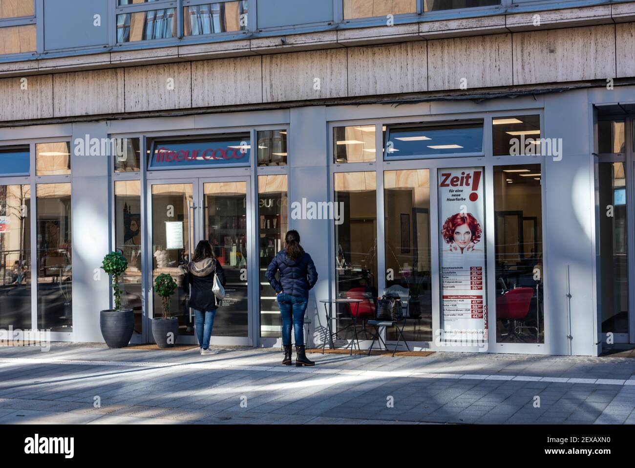Kiel Friseurgeschäfte freuen sich über die Lockerung des Lockdowns währende der Corona-Pandemie Stock Photo