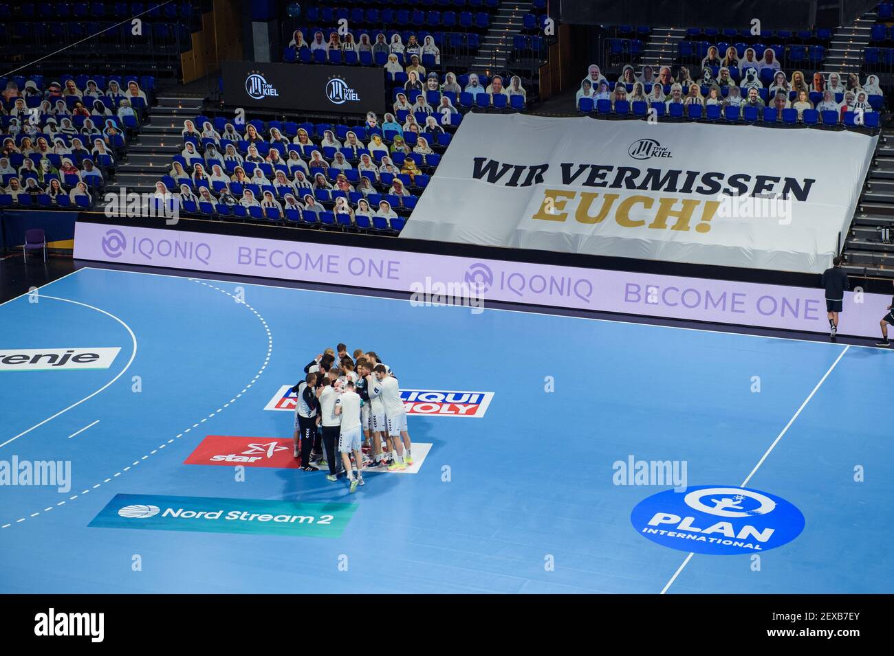 Kiel, Germany. 04th Mar, 2021. Handball: Champions League, THW Kiel - RK  Zagreb, Group Stage, Group B, Matchday 14. The players of THW Kiel are  standing together on the court before the
