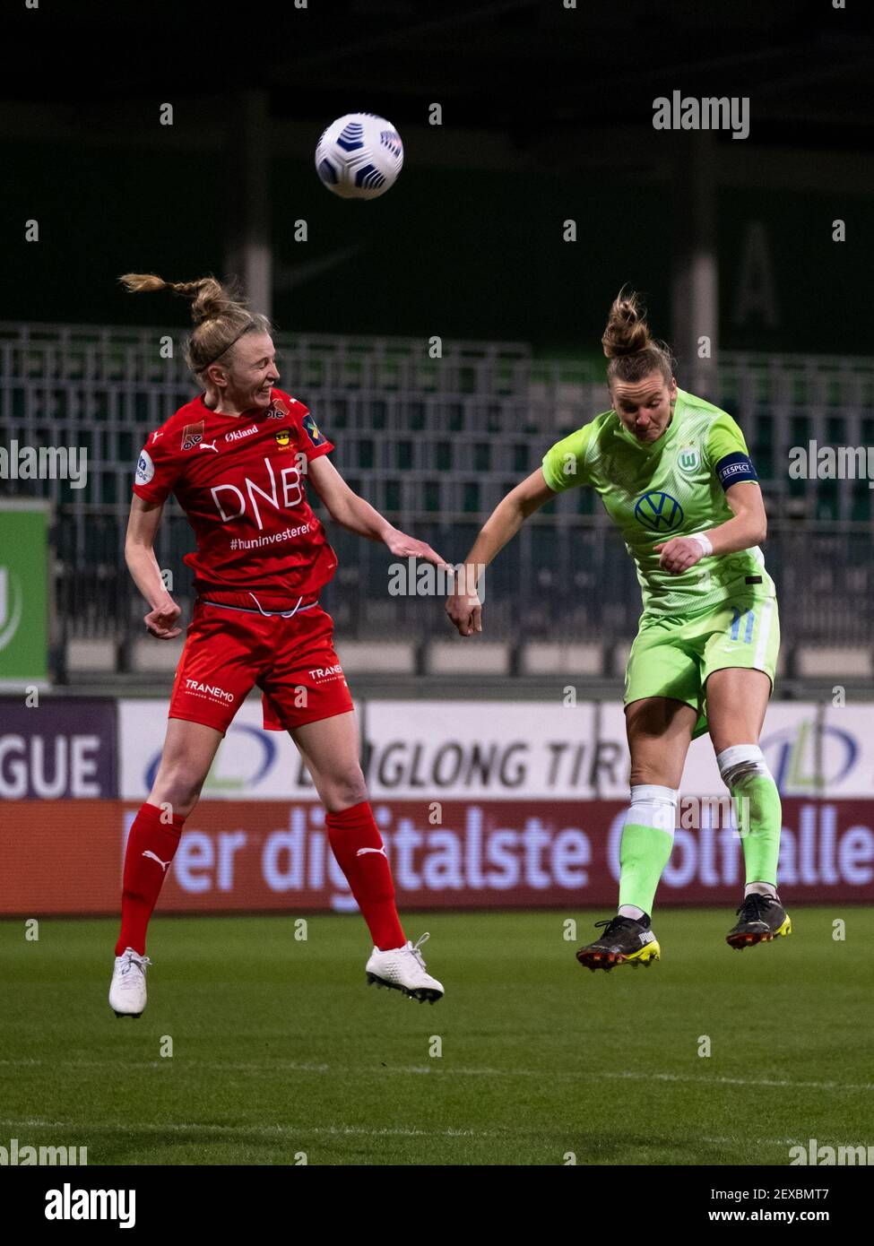 Alex Popp (#11 VfL Wolfsburg) and Ina Gausdal (#5 LSK Kvinner) go for a header during the match in the Uefa Women's Champions League round of 16 between VfL Wolfsburg and LSK Kvinner at AOK Stadion in Wolfsburg Stock Photo