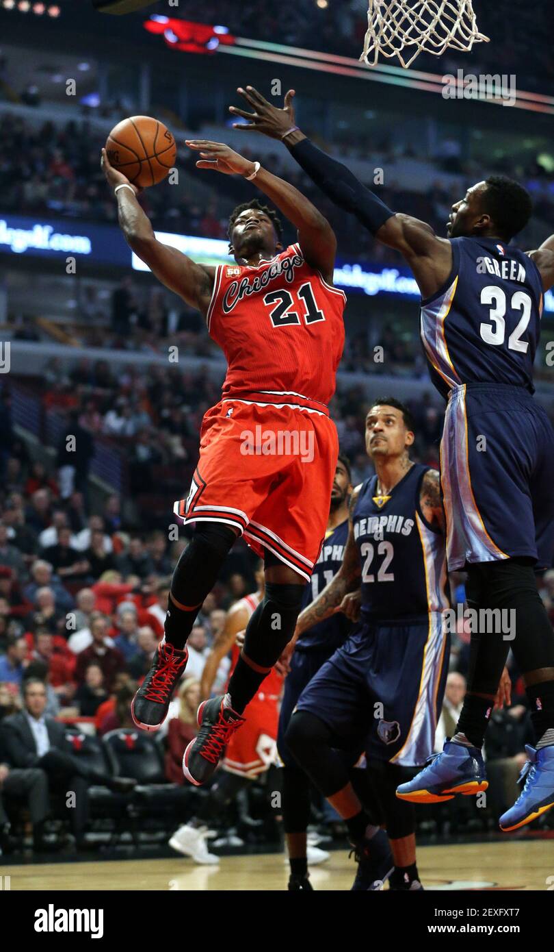 The Chicago Bulls' Jimmy Butler (21) drives on the Memphis Grizzlies' Jeff  Green (32) in the first half at the United Center in Chicago on Wednesday,  Dec. 16, 2015. (Photo by Chris