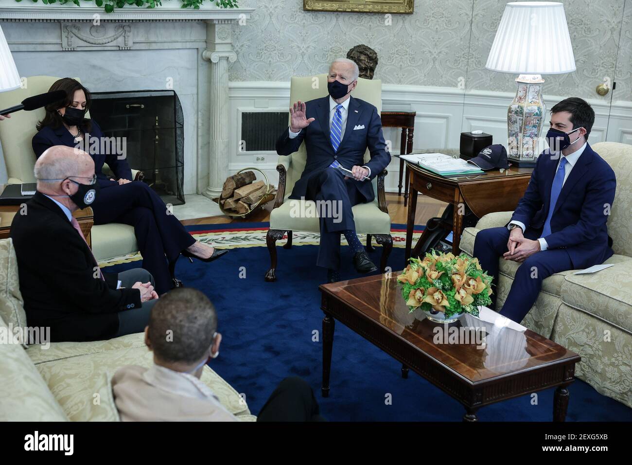Washington, United States. 04th Mar, 2021. President Joe Biden holds a meeting on infrastructure with Vice President Kamala Harris, Transportation Secretary Pete Buttigieg (R), Rep. Peter Defasio, D-OR, (L) and other Congressional members, in the Oval Office of the White House in Washington, DC, U.S., on Thursday, March 4, 2021. Pool Photo by Oliver Contreras/UPI Credit: UPI/Alamy Live News Stock Photo