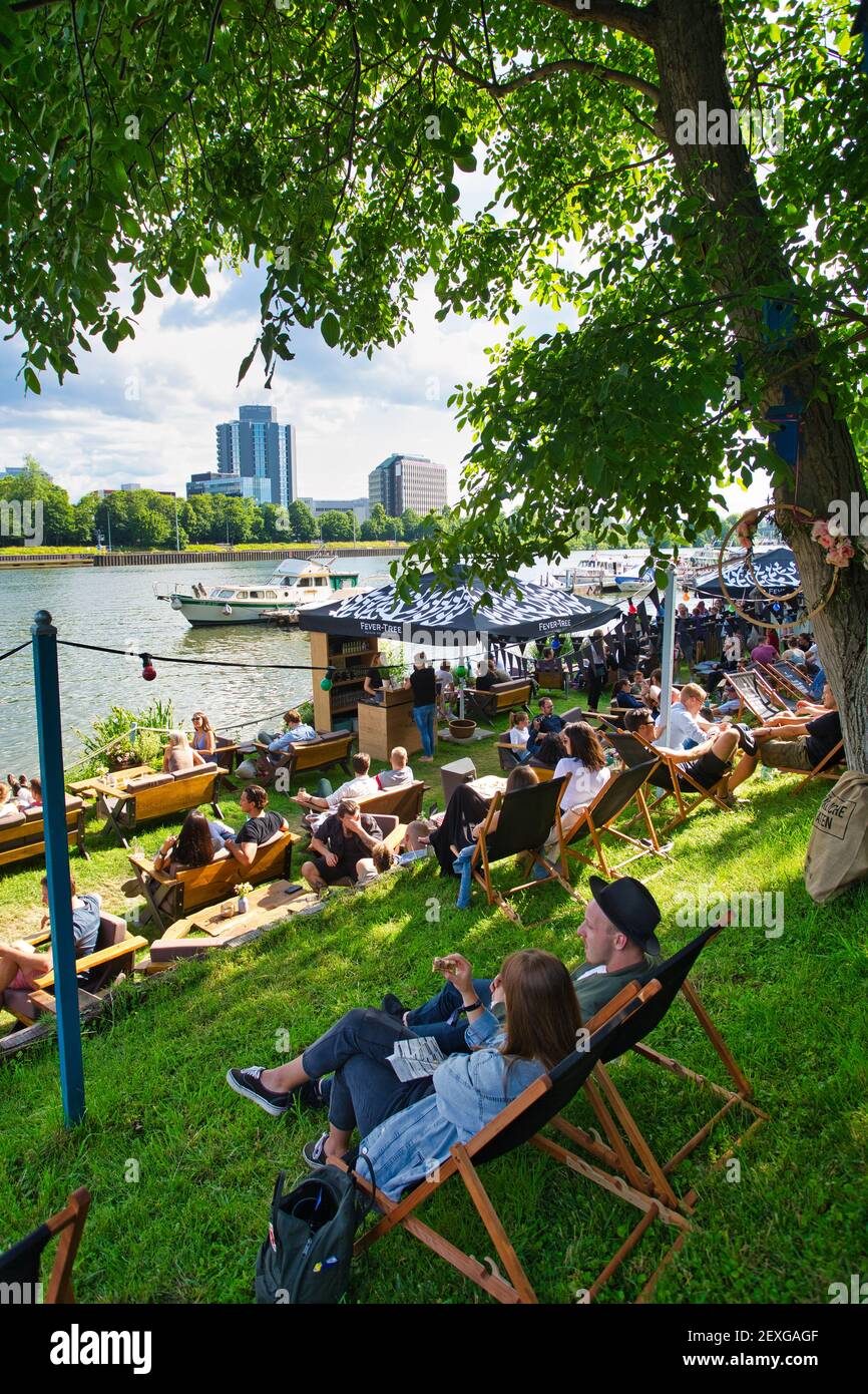 People relaxing on the banks of the Main, Frankfurt am Main, Hessen, Germany Stock Photo
