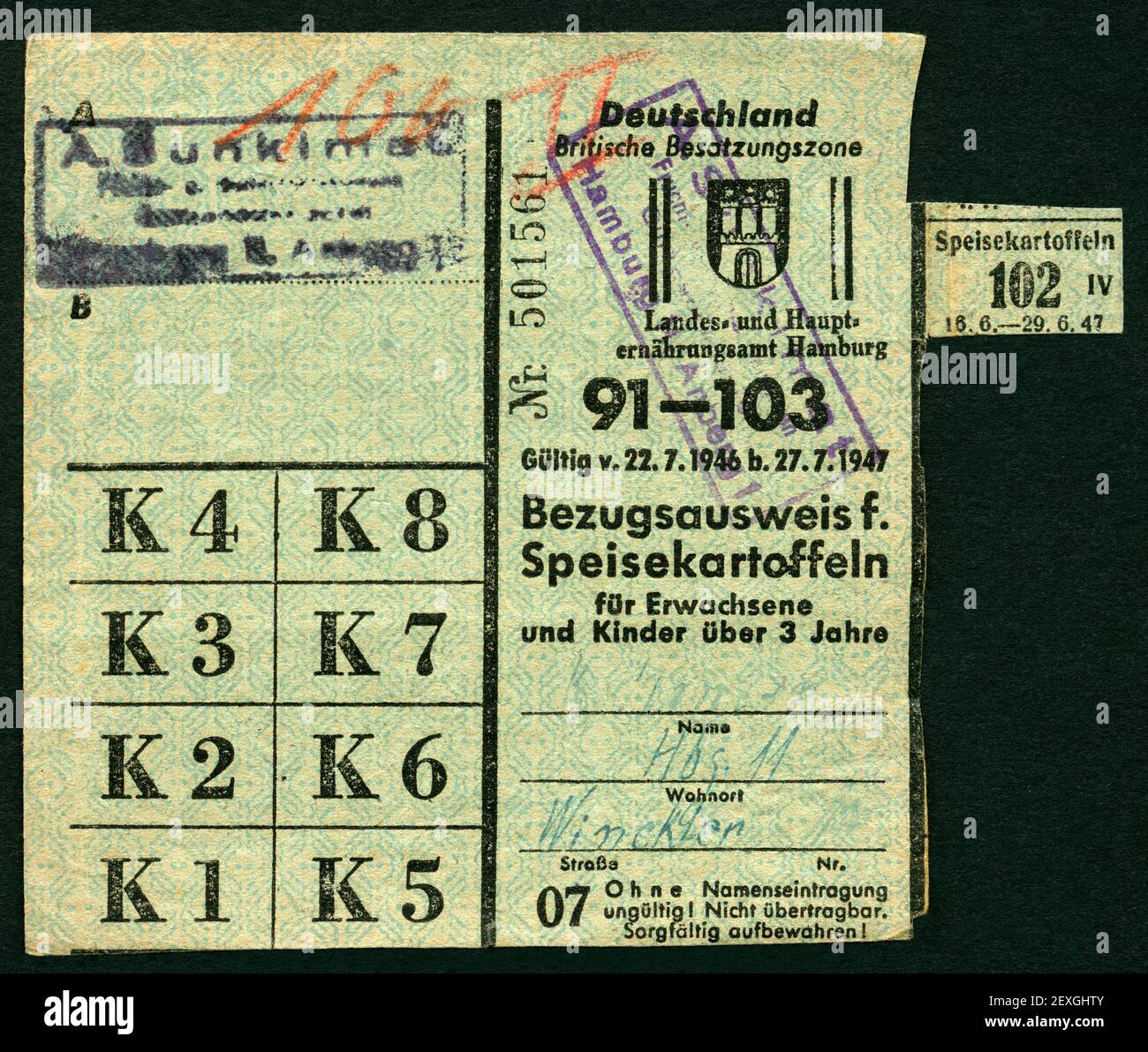 Europa, Deutschland, Hamburg, Britische Besatzungszone, Zeit nach dem 2. Weltkrieg,  Rationierungskarte für Speisekartoffeln , für Erwachsene und Kinder über 3 Jahre, gültig vom 22. 07. 1946 bis 27. 07. 1947 ,  Größe : 12 cm x 9,9 cm , Motiv nur für journalistische oder wissenschaftliche Zwecke , Rechte werden nicht vertreten .  /  Europe, Germany, Hamburg, British Occupation Zone, time after WW II , ration card for potatoes, for adults and children more than 3 years, valid 22. 07. 1946 to 27. 07. 1947 , size : 12 cm x 9,9 cm , image only for journalistic or academic use, there are no rights . Stock Photo