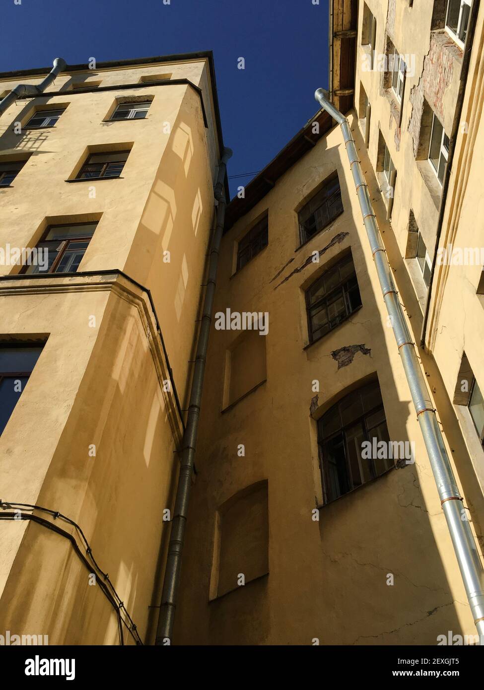 Small Block Of Flats High Resolution Stock Photography And Images Alamy