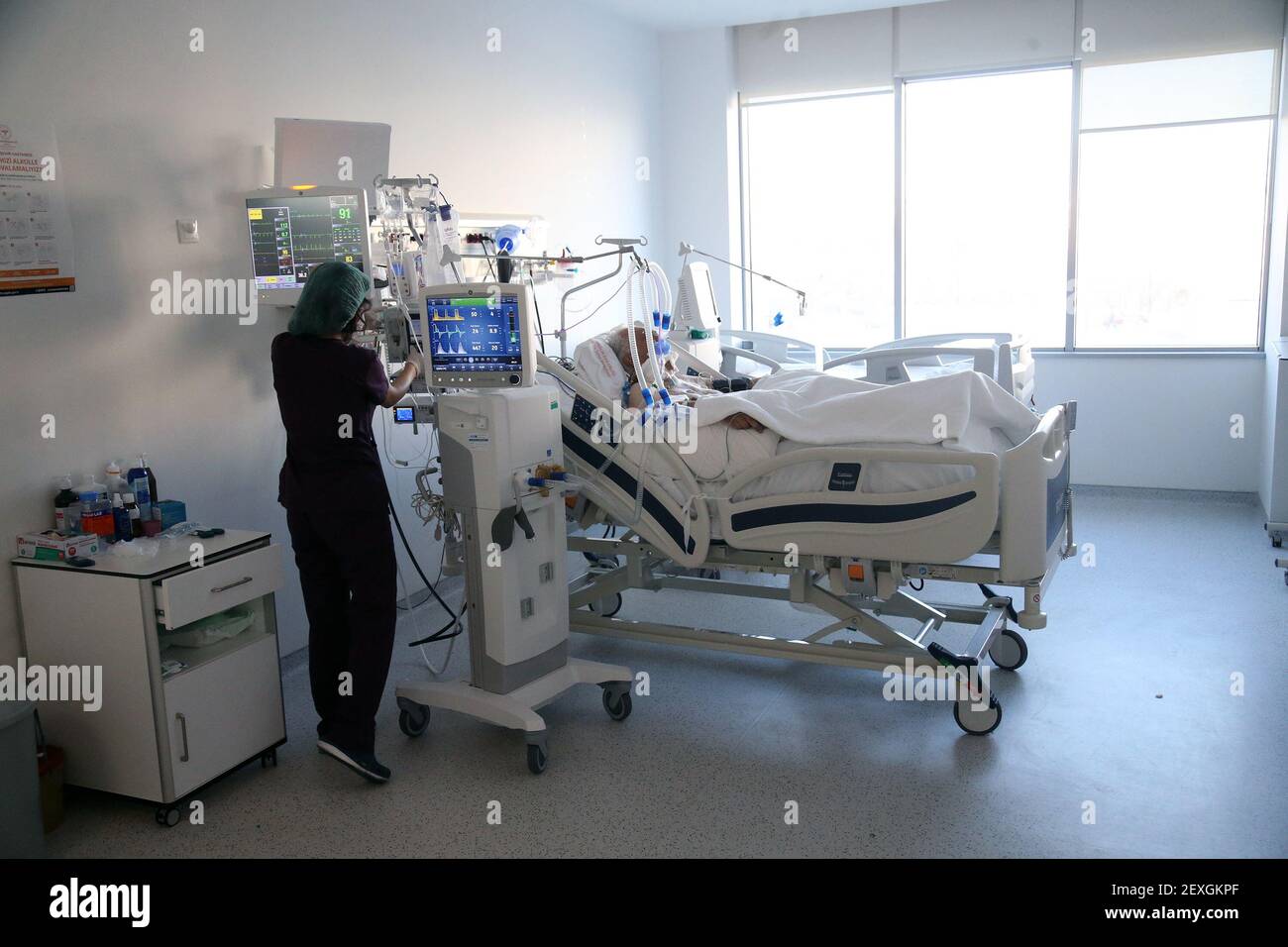 Ankara, Turkey. 4th Mar, 2021. A patient is treated at a hospital in  Ankara, Turkey, on March 4, 2021. Turkey on Thursday reported 11,322 new  COVID-19 cases, including 685 symptomatic patients, as