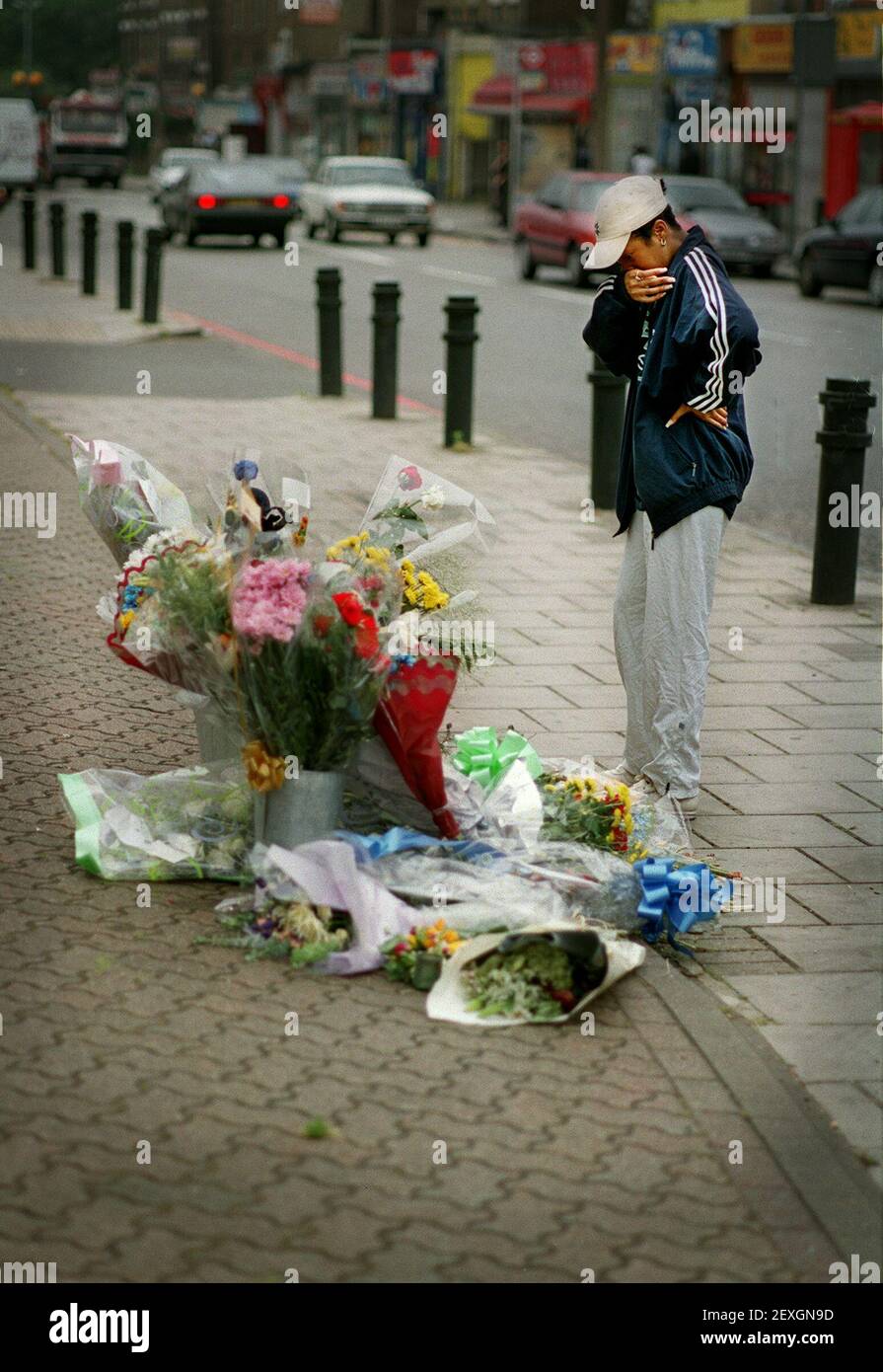 A WOMAN WEEPS AT THE SITE OF THE LATEST MURDER JULY 2000 IN UPPER CLAPTON RD. Stock Photo