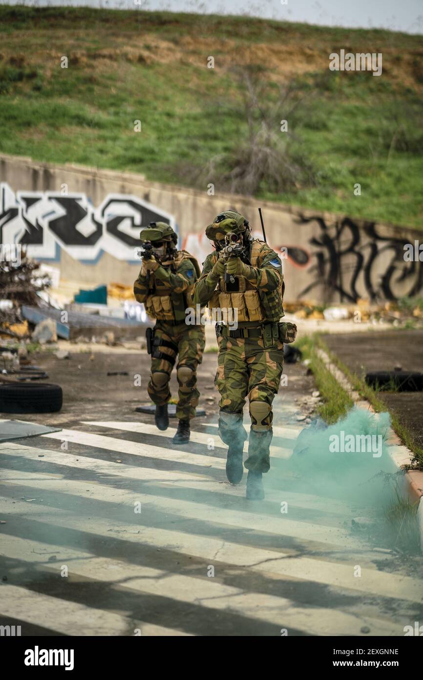 Group of soldiers running hi-res stock photography and images - Alamy
