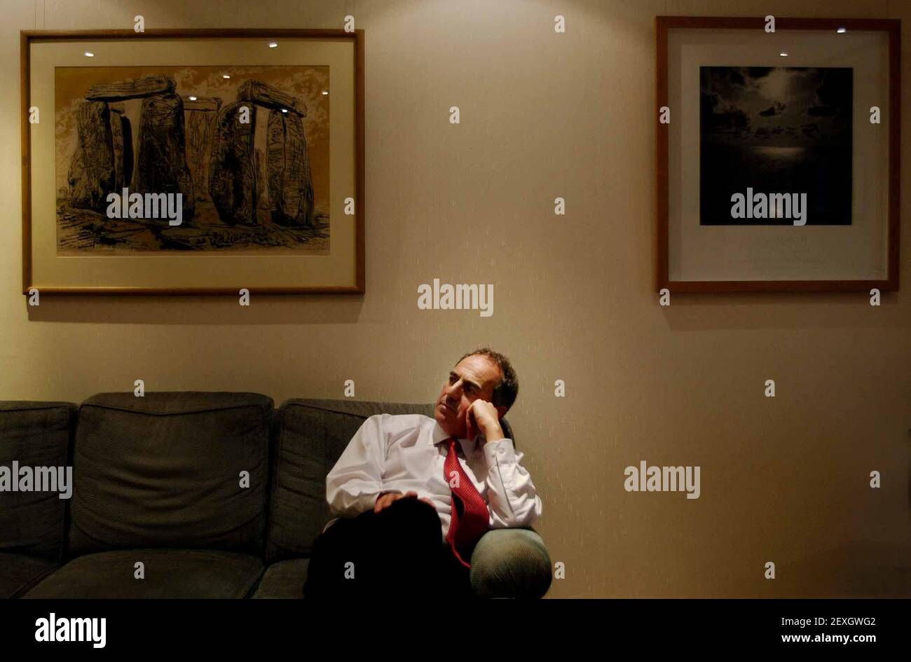 KIM HOWELLS IN HIS OFFICE.8/1/03 PILSTON Stock Photo