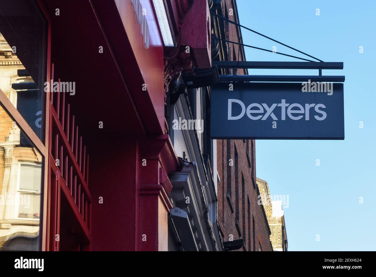 Dexters estate agent sign hires stock photography and images Alamy