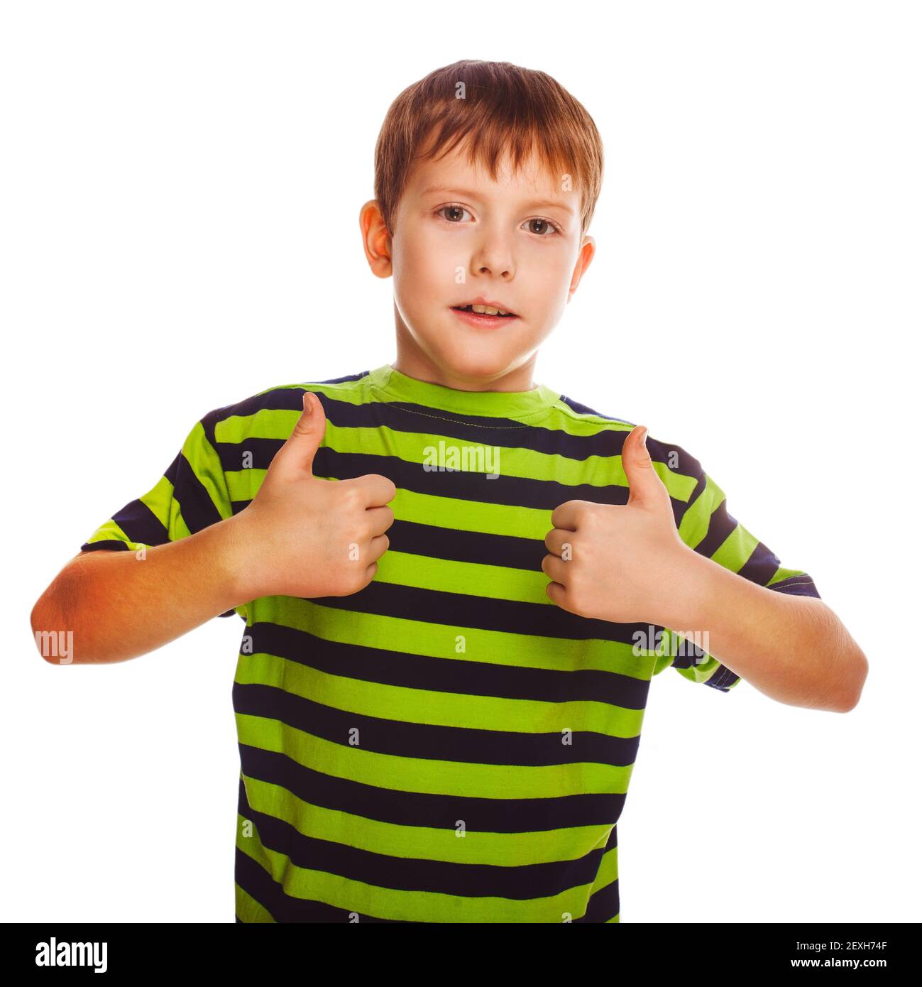 Мальчик в полосатой футболке