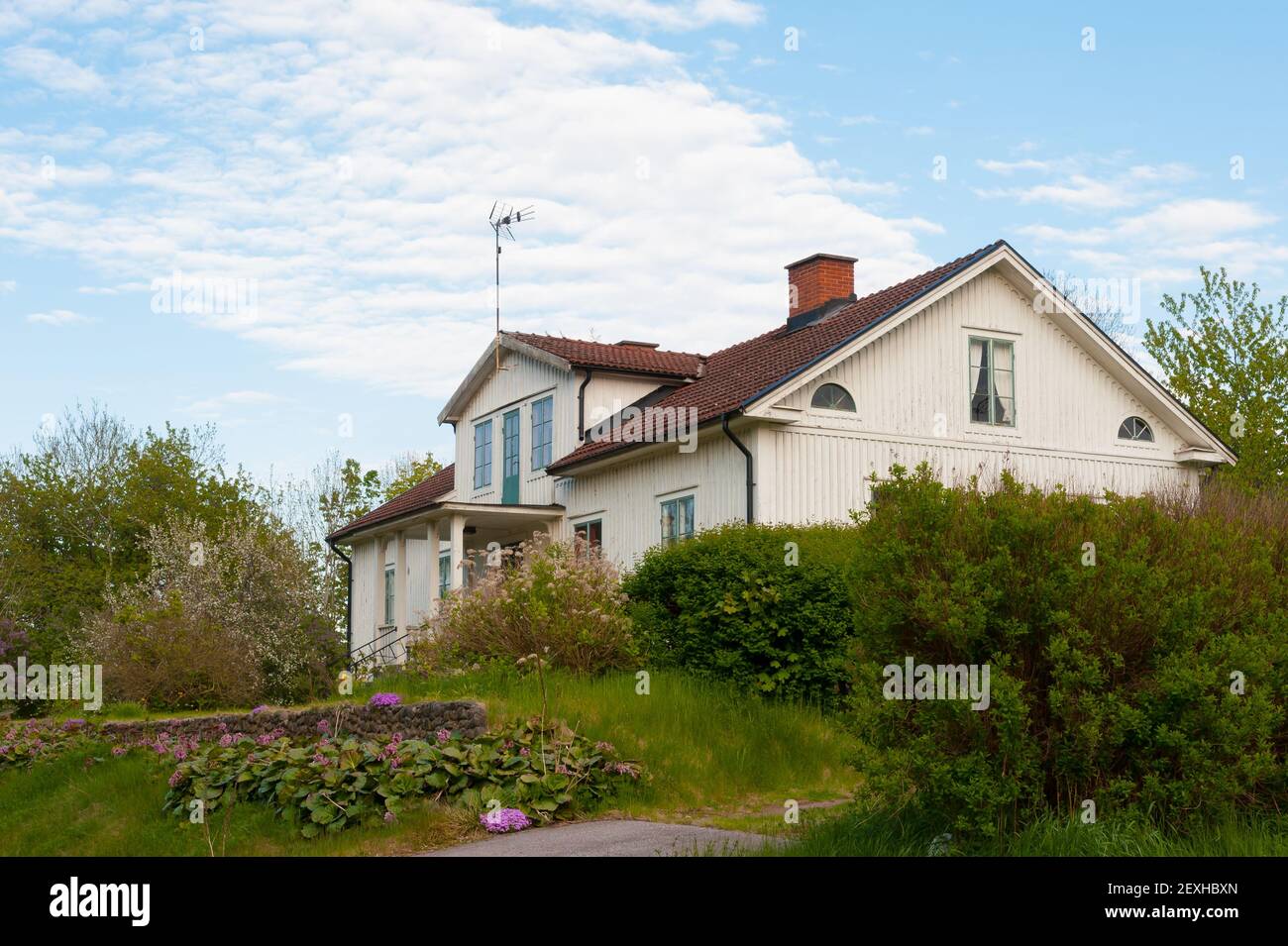 Europe white cottage and garden hi-res stock photography and images - Alamy