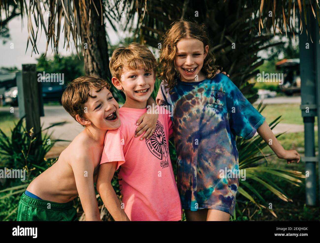 Kids arms around each other hi-res stock photography and images - Alamy