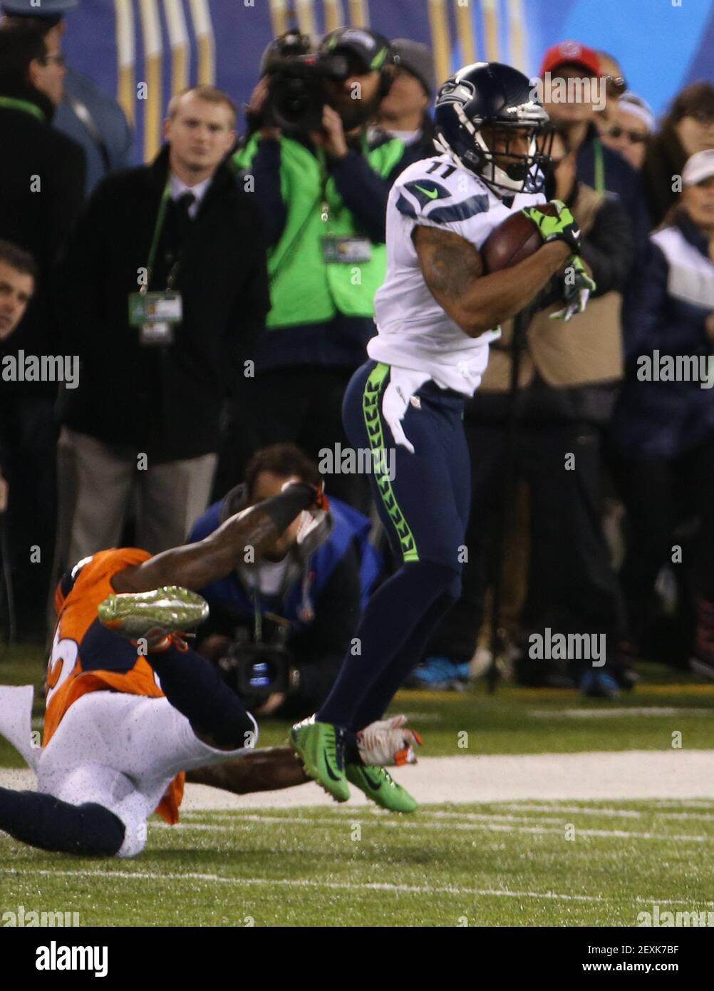 Percy Harvin (11) of the Seattle Seahawks pulls in a pass against the ...