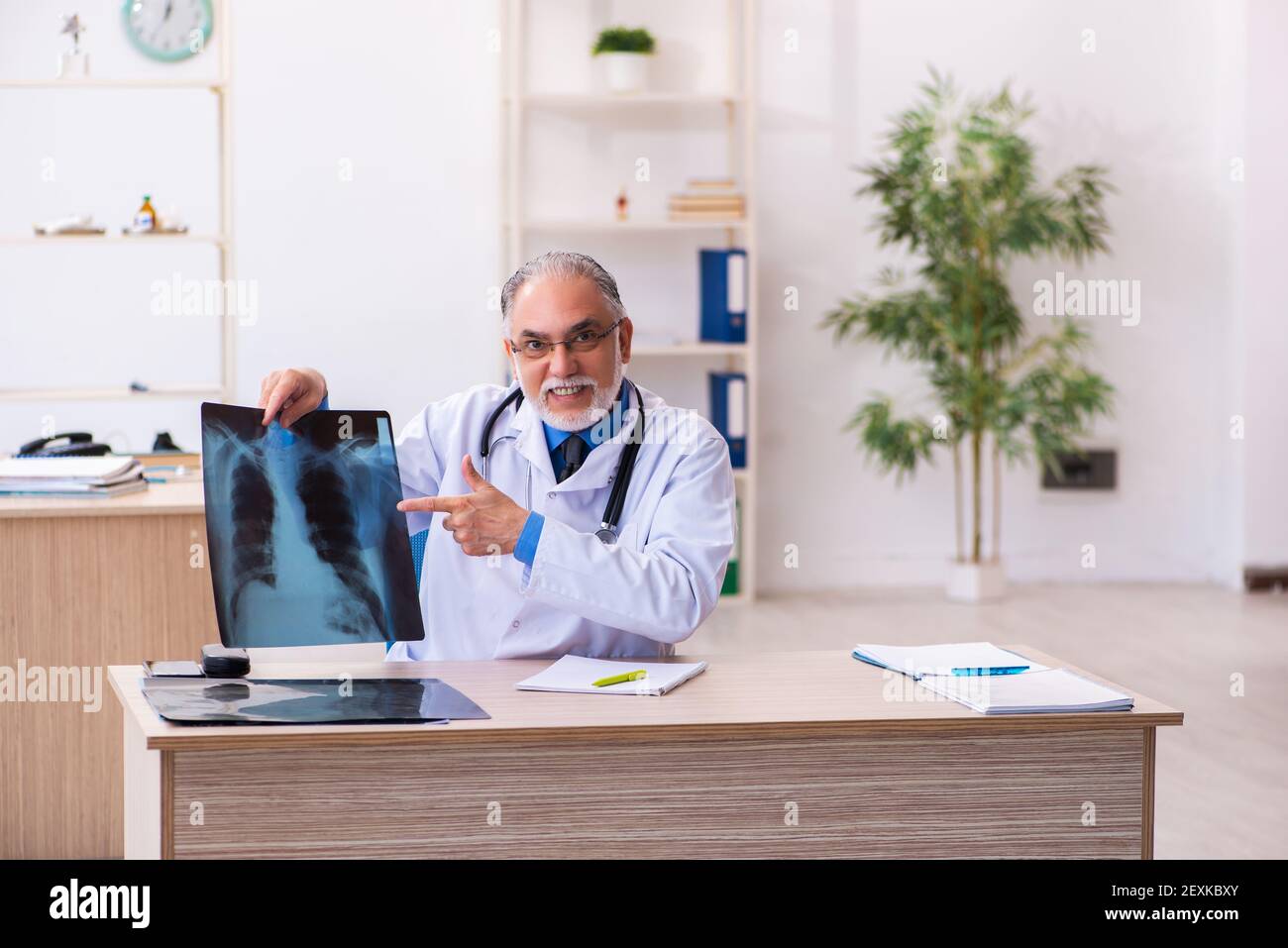 Radiologist showing thumbs up hi-res stock photography and images - Alamy