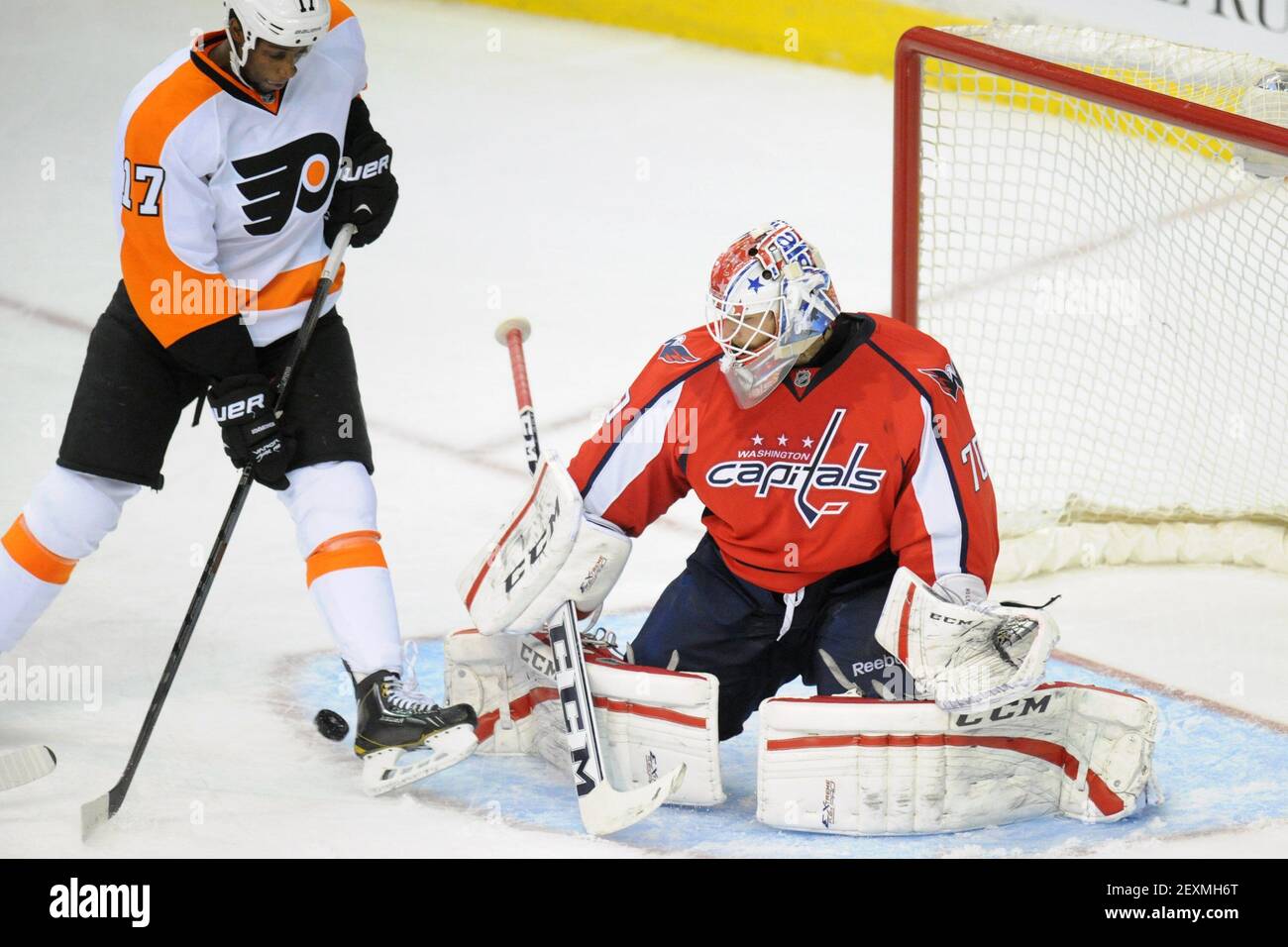 Capitals vs. Flyers: Braden Holtby robs Wayne Simmonds with great