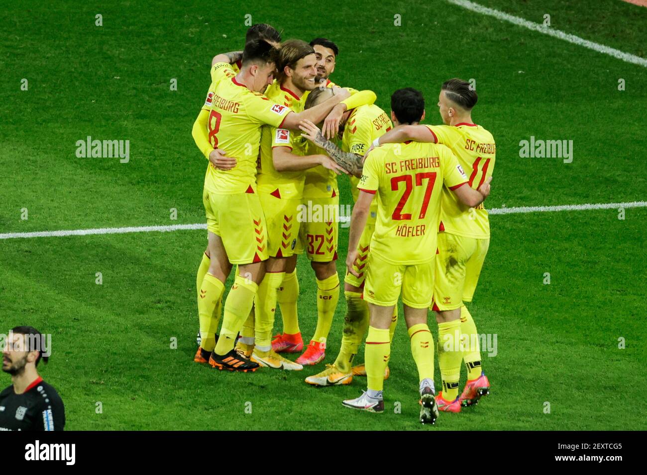 Leverkusen, Bayarena, 28.02.21: Lucas Höler (SC Freiburg) (3.L) schiesst  das 2:0 Tor und jubelt mit Teamkollegen im Spiel der 1.Bundesliga Bayer 04  Le Stock Photo - Alamy