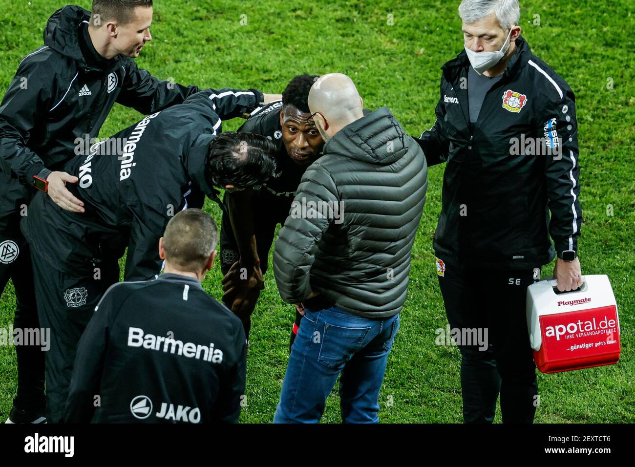 Leverkusen, Bayarena, 28.02.21:Timothy Fosu-Mensah (Bayer 04 Leverkusen) muss verletzt ausgwechselt werden, Trainer Peter Bosz (Bayer 04 Leverkusen) s Stock Photo