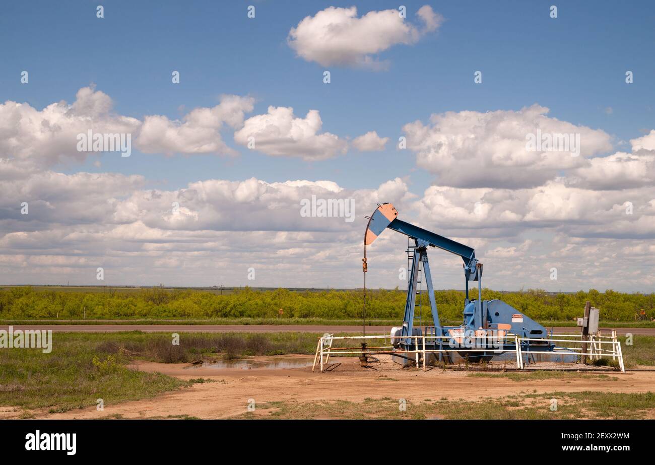 Texas Oil Pump Jack Fracking Crude Extraction Machine Stock Photo Alamy