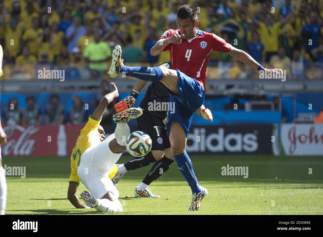 Jogador Nacional De Futebol Portugal E Re Silva Contra Chile Midfielder  Mauricio Isla Durante a Xícara De Confederações De Fifa 20 Fotografia  Editorial - Imagem de segundo, passo: 207478102