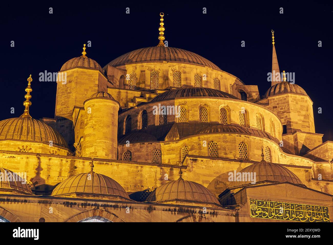 The Sultan Ahmed Mosque in Istanbul at night Stock Photo - Alamy