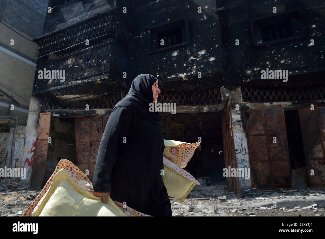 July 26th 2014 - Shejaiya, Gaza Strip - Palestinians ventured onto heavily bombed Shejaiya neighborhood after the truce took effect, some eager to check on homes they had fled, others to stock up on food and other items while it was still safe to do so. A 12-hour humanitarian temporary cease-fire went into effect on Saturday after Israel and Palestinian militant groups in the Gaza Strip agreed to a U.N. request. (Photo by Kish Kim / Sipa USA) Stock Photo